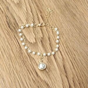 Elegant Gold and Pearl Bracelet